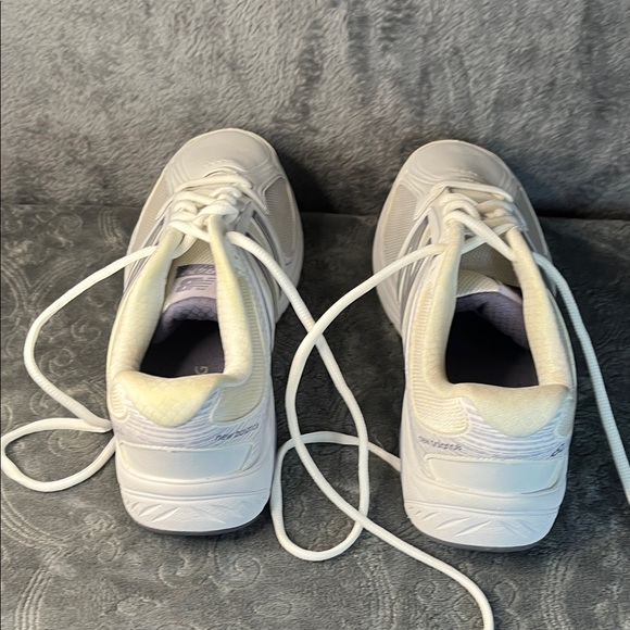 New Balance White and Light Gray 847v3 Lace-Up Athletic Sneakers - Picture 4 of 6